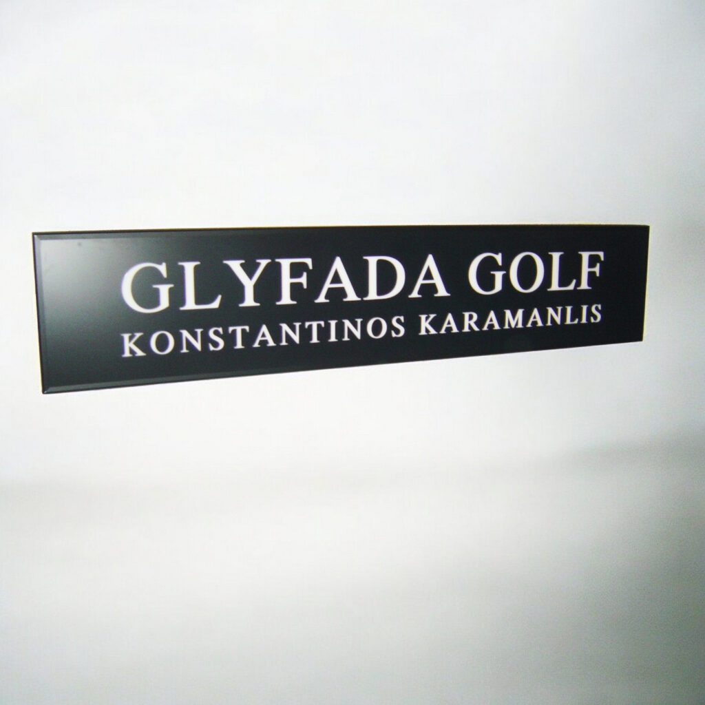 Φωτεινή επιγραφή με τρύπα γράμματα