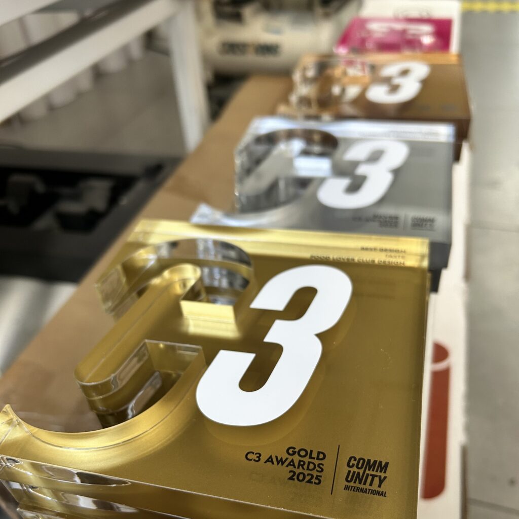 Κατασκευή βραβείου από πλέξιγκλας με εκτύπωση UV