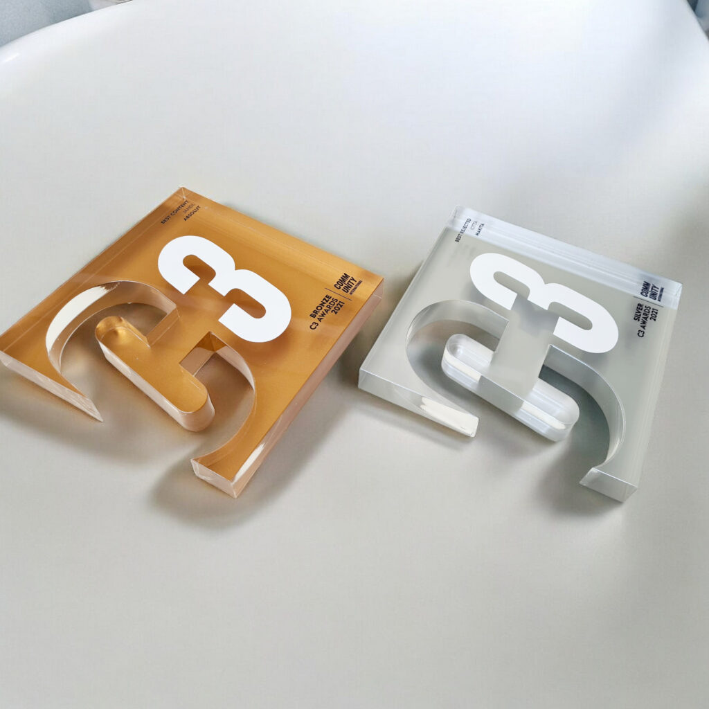 Κατασκευή βραβείου από πλέξιγκλας με εκτύπωση UV