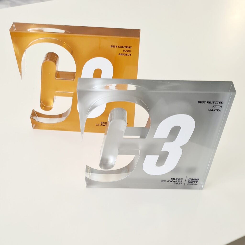 Κατασκευή βραβείου από πλέξιγκλας με εκτύπωση UV