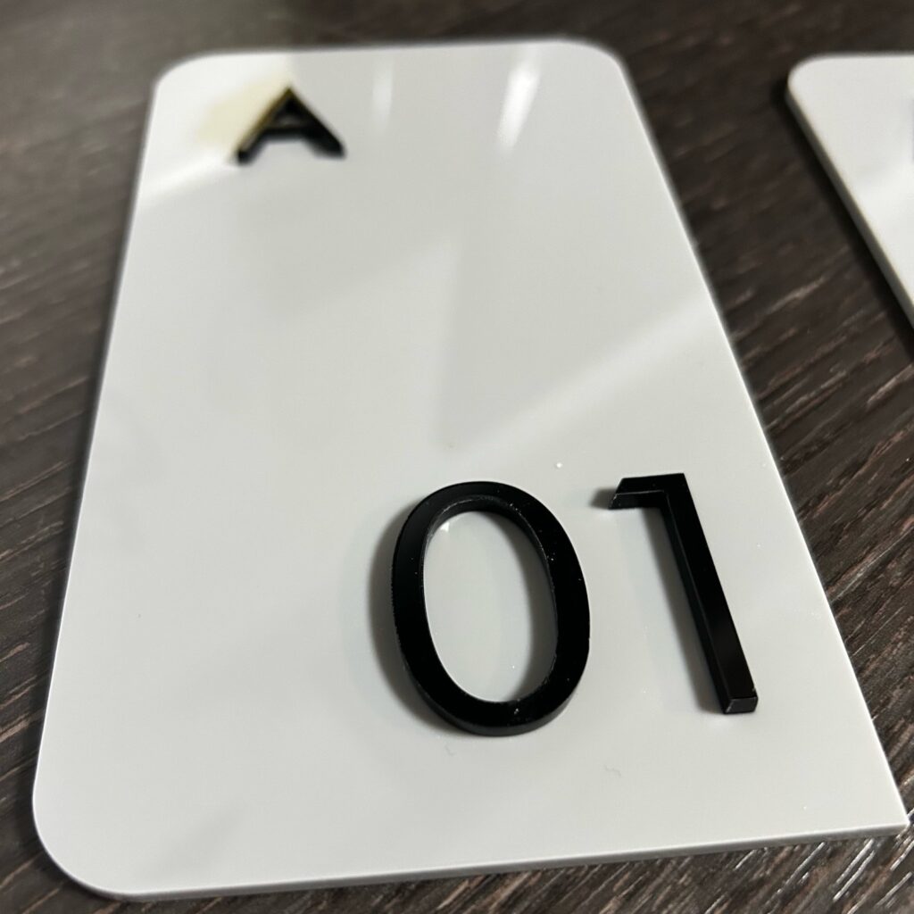 Πλεξιγκλας με ανάγλυφα γράμματα