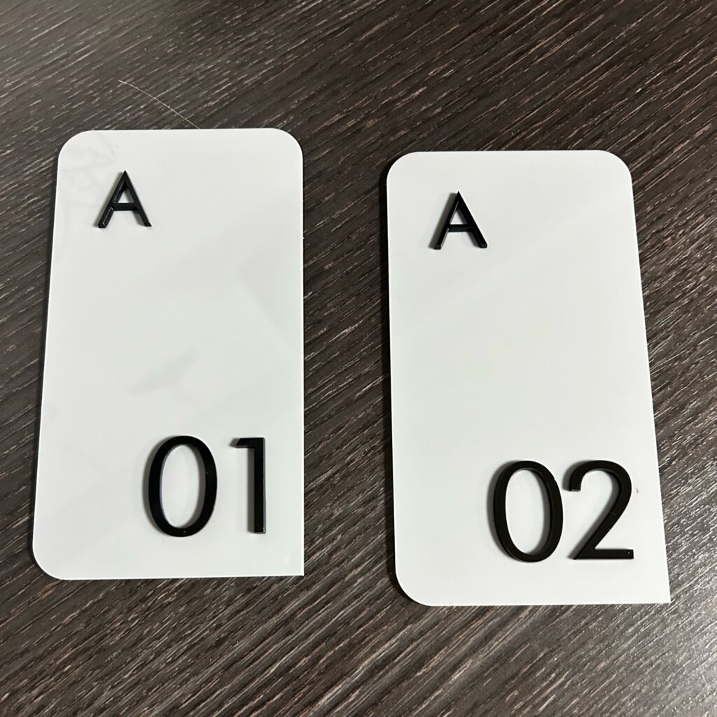 Πλεξιγκλας με ανάγλυφα γράμματα