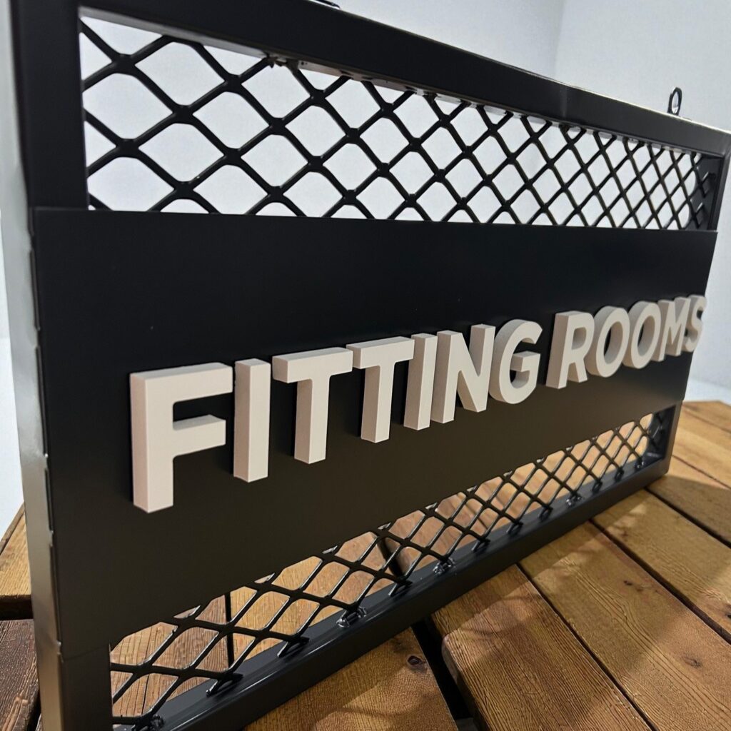 Μεταλλική κατασκεύη με ανάγλυφα PVC γράμματα