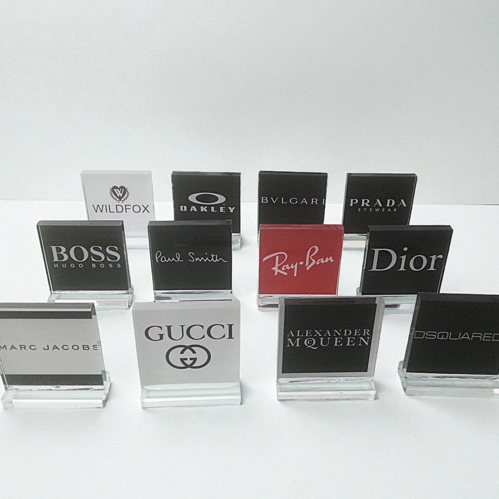 Διαφημιστικά πλεξιγκλας stand